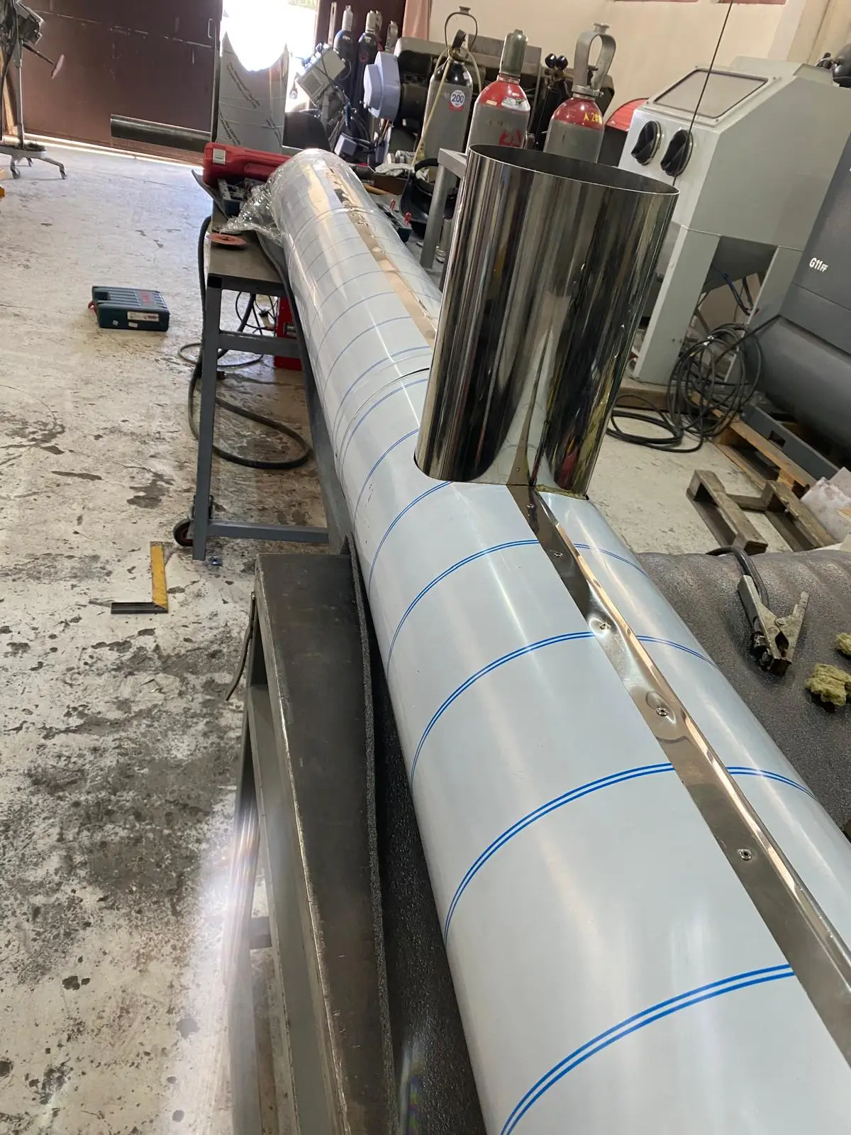 Square stainless steel ventilation duct with H-cap for facade mounting